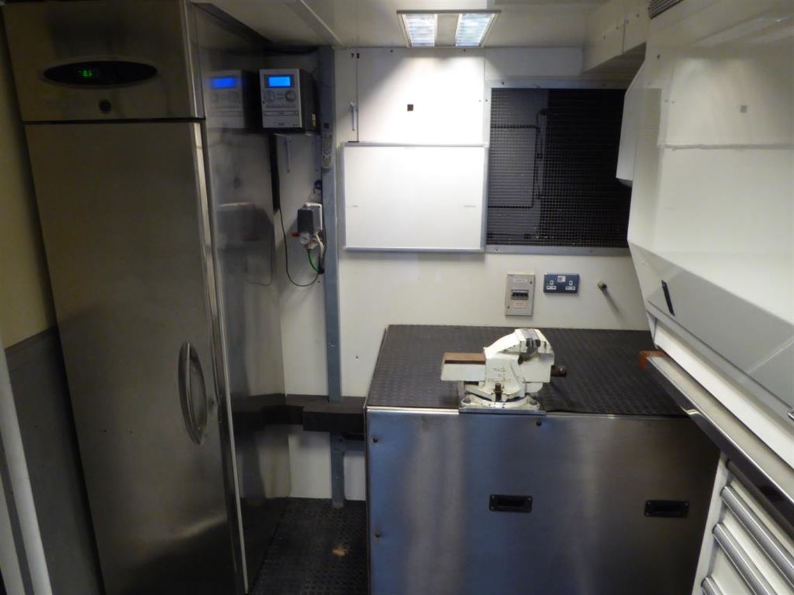 2-formula-car-or-2-prototype-transporter