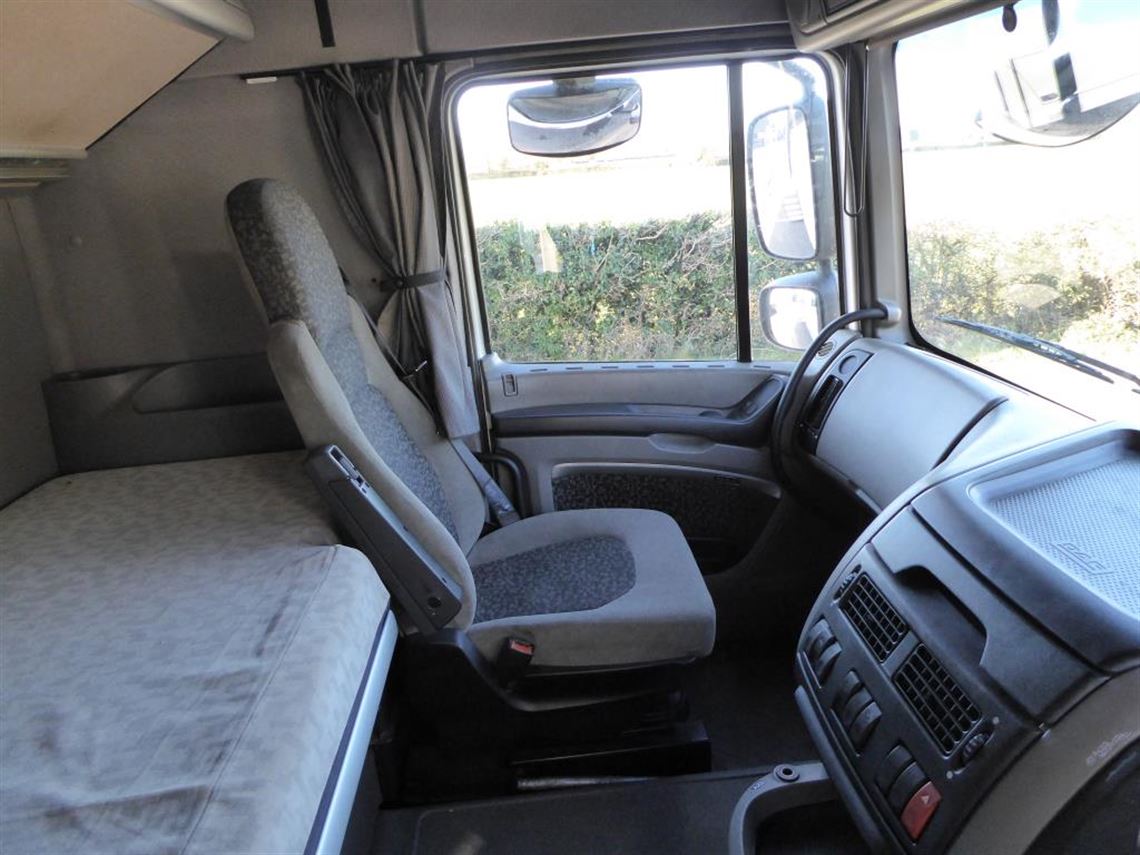 2-formula-car-or-2-prototype-transporter