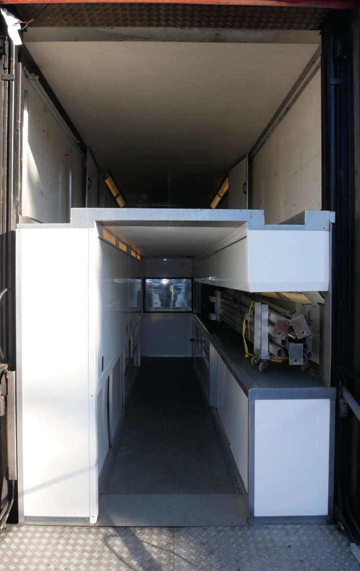 2-car-transporter-with-living-workshop