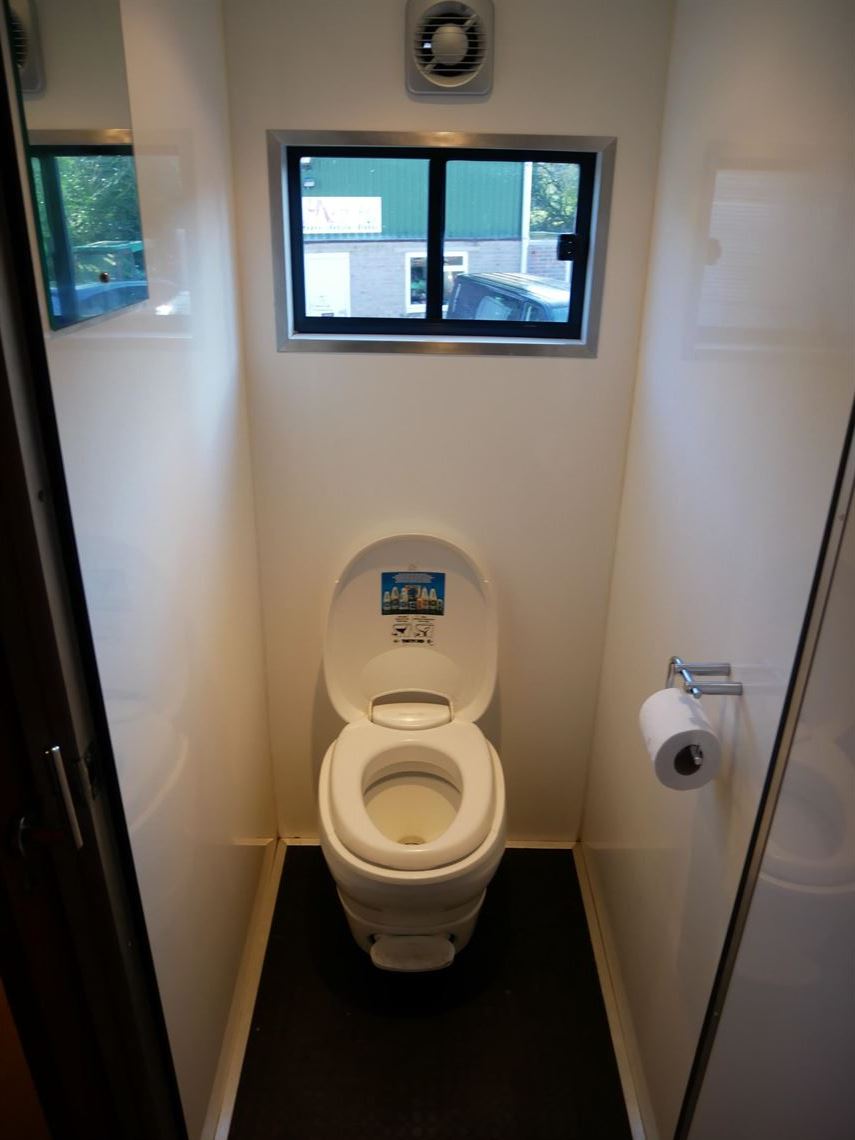 2-car-transporter-with-living-workshop