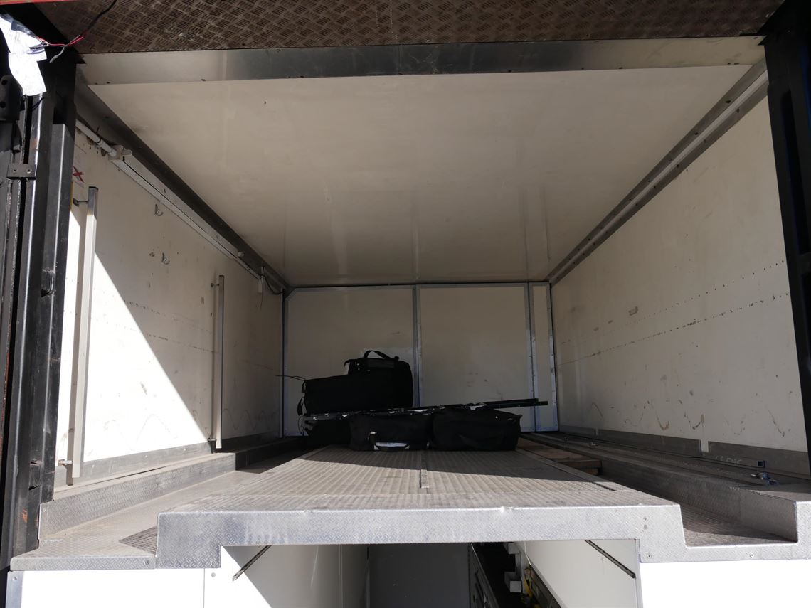 2-car-transporter-with-living-workshop