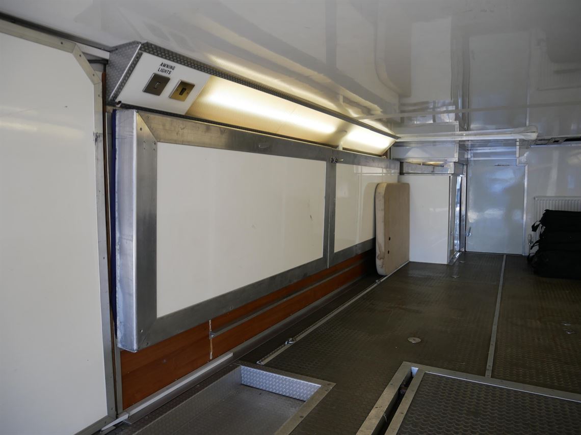 2-car-transporter-with-living-workshop