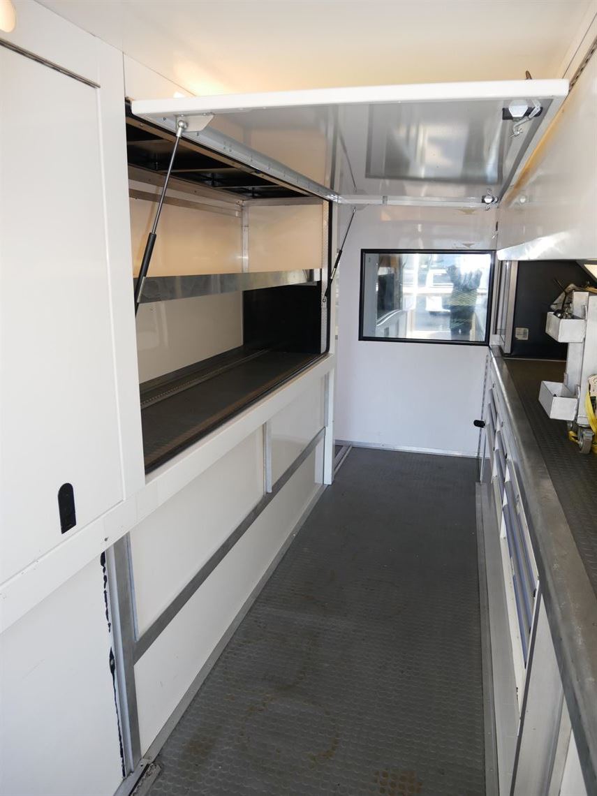 2-car-transporter-with-living-workshop