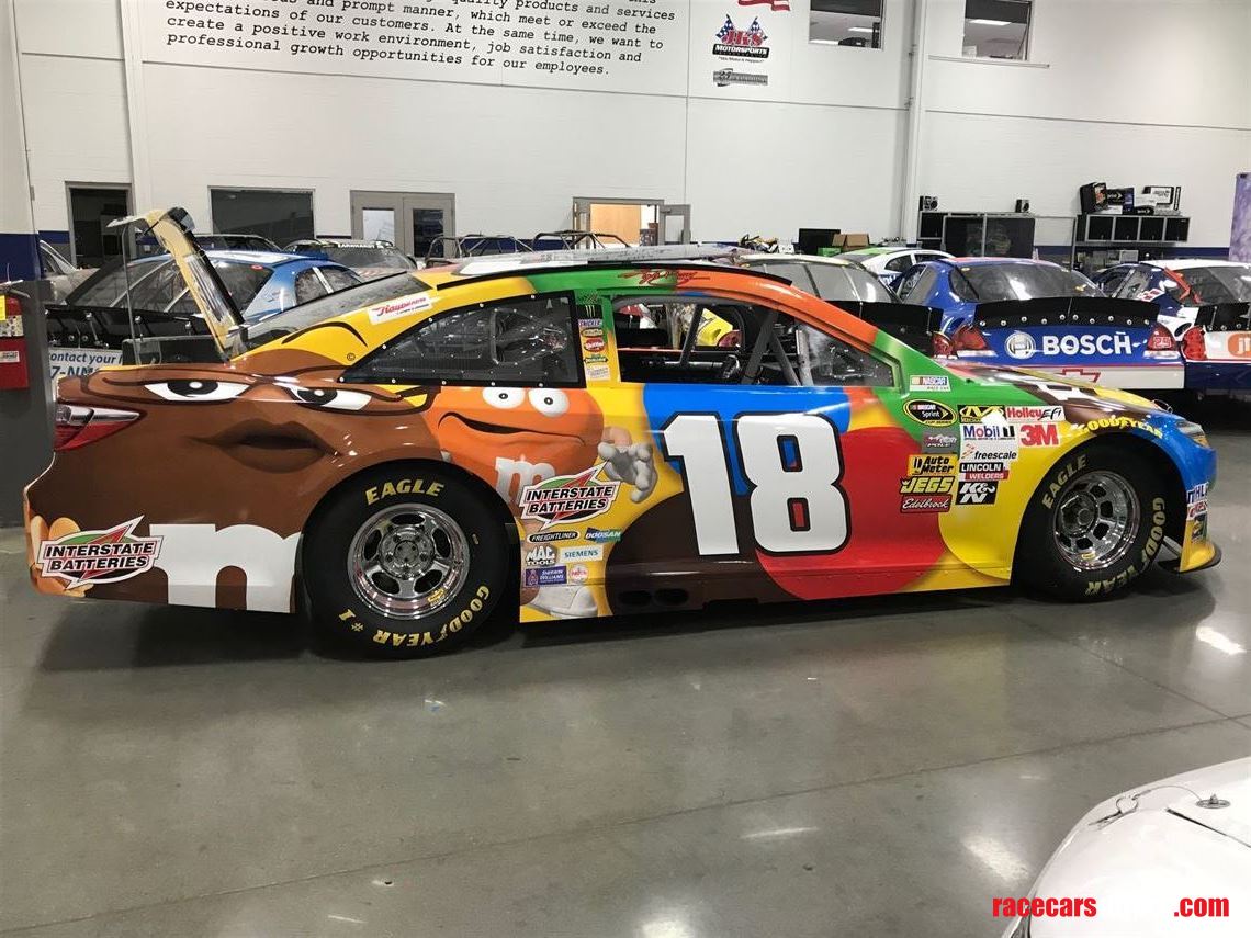 nascar-jks-32-cup-18-kyle-busch-toyota