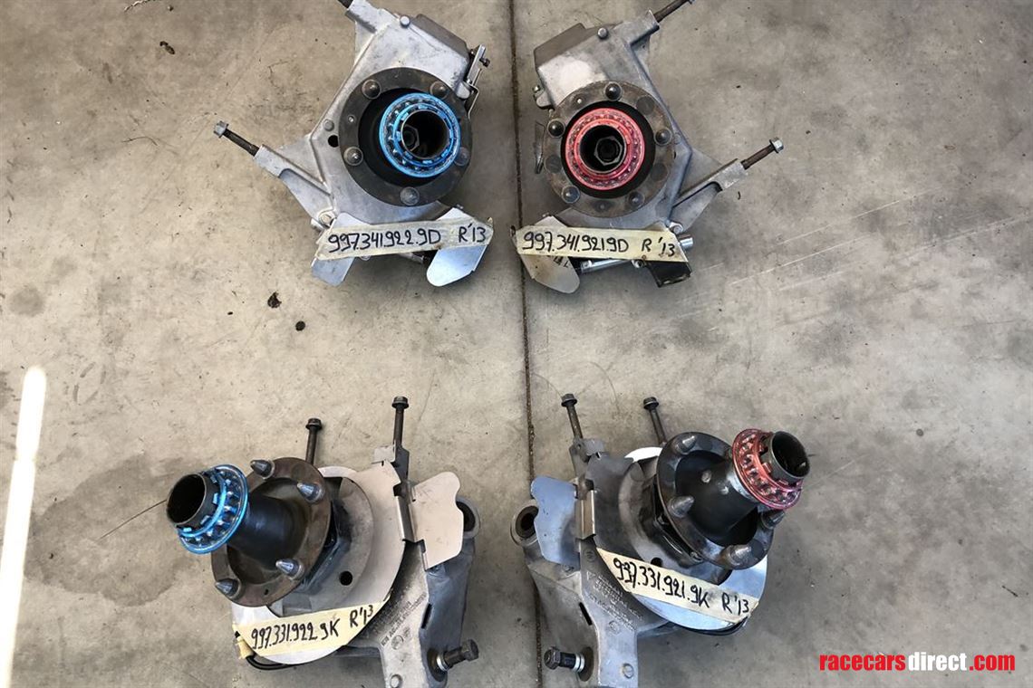 2013-porsche-997-gt3-r-uprights-and-rear-side