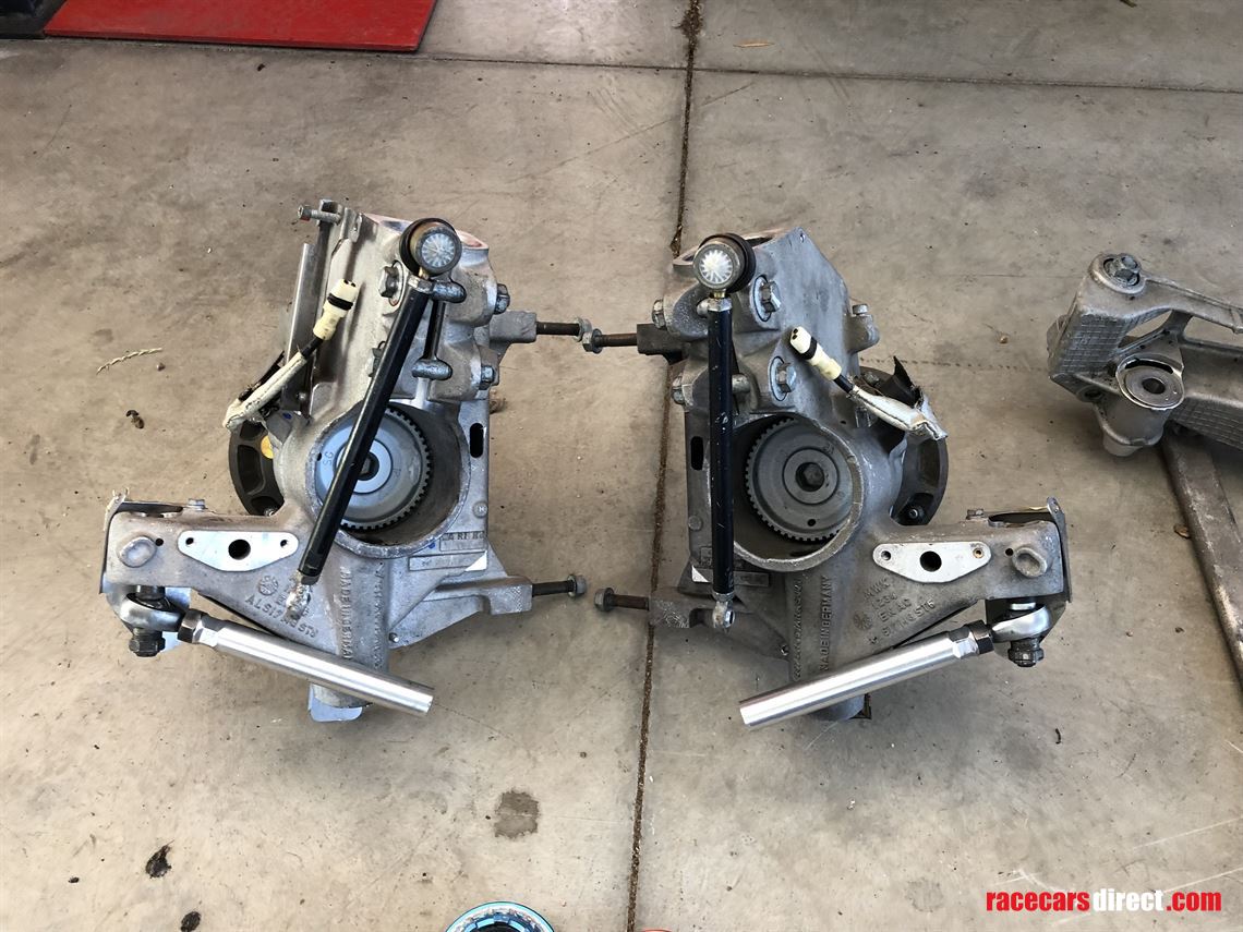 2013-porsche-997-gt3-r-uprights-and-rear-side