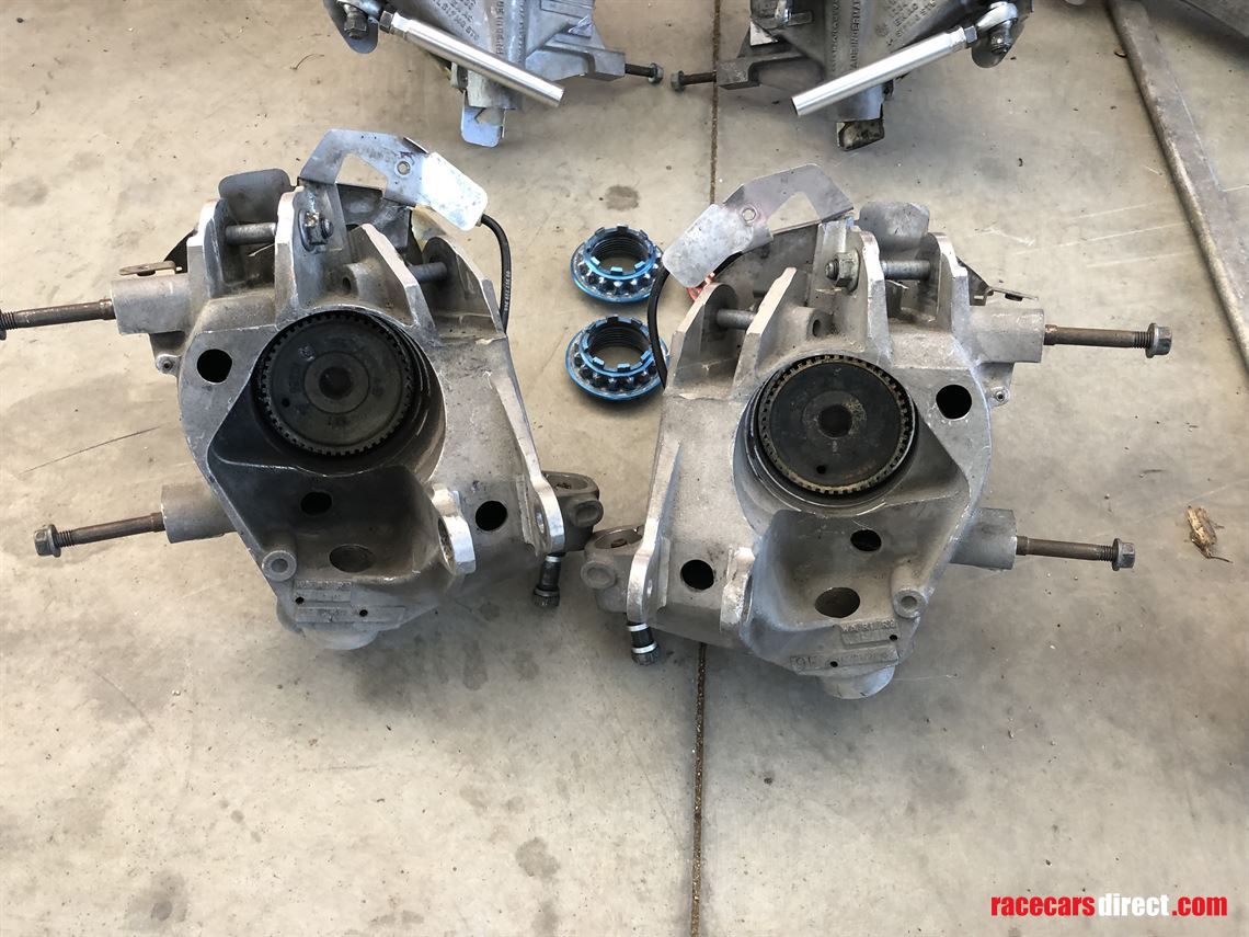 2013-porsche-997-gt3-r-uprights-and-rear-side