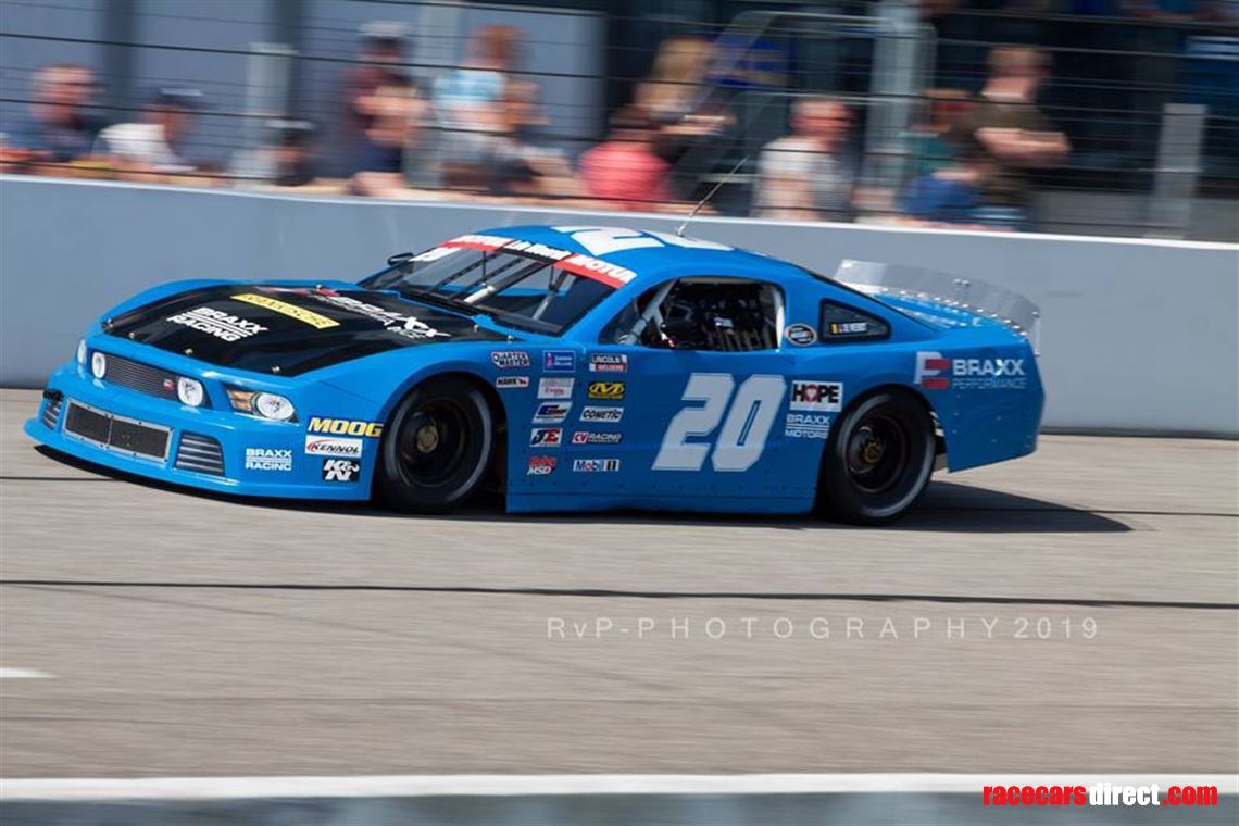 late-model-oval-mustang-v8-nascar