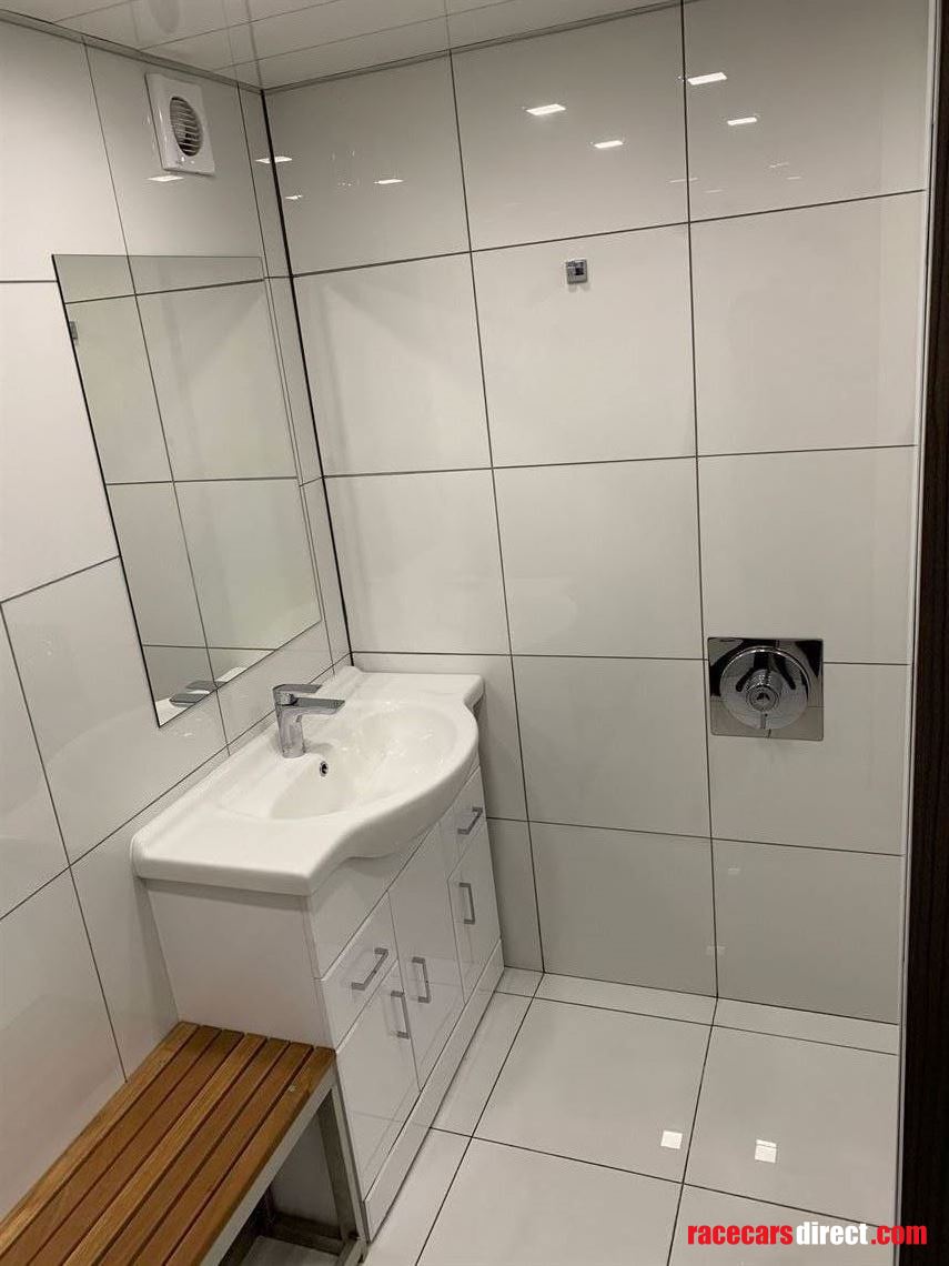 2018-luxury-race-transporter-with-large-day-l