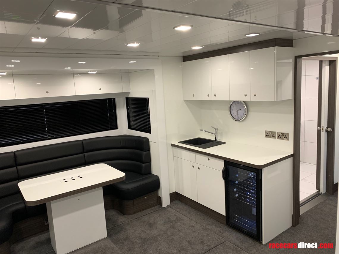 2018-luxury-race-transporter-with-large-day-l