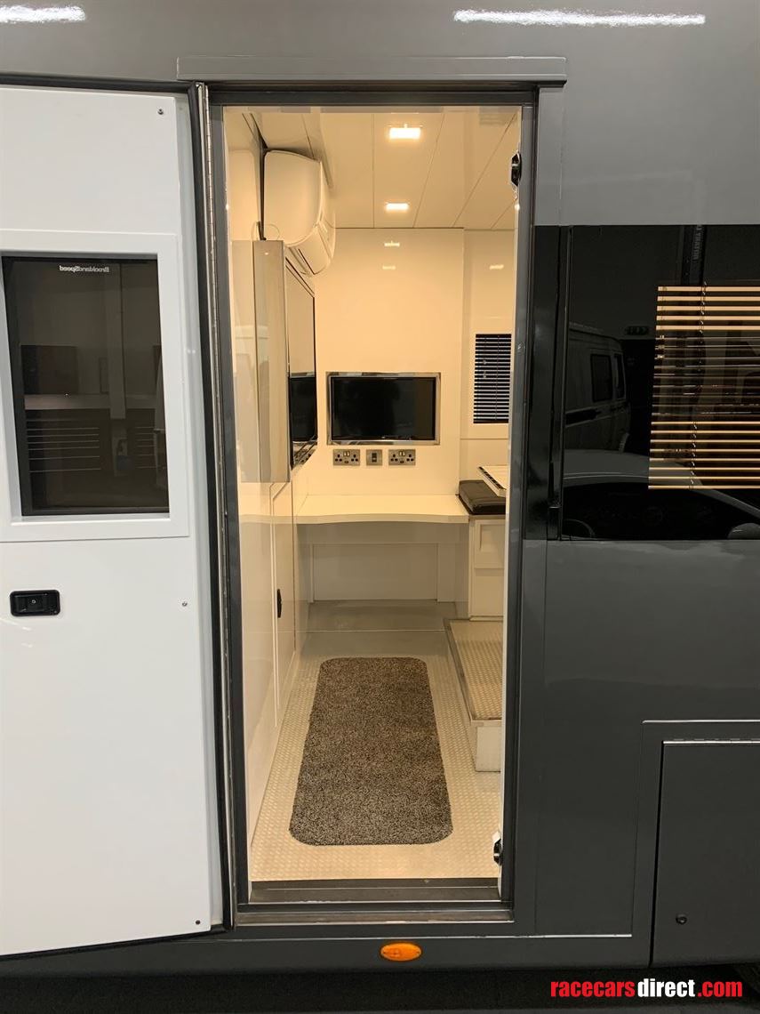 2018-luxury-race-transporter-with-large-day-l