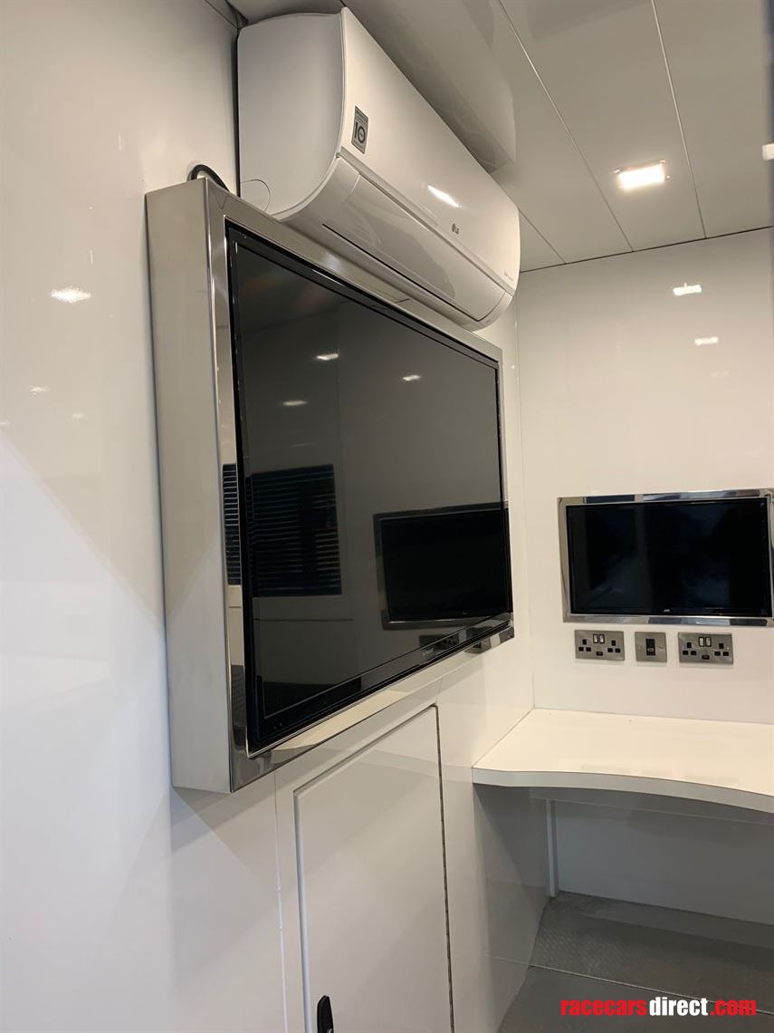 2018-luxury-race-transporter-with-large-day-l