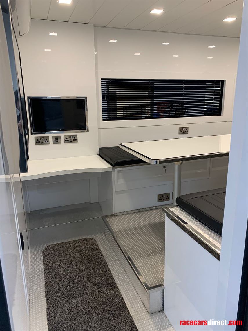 2018-luxury-race-transporter-with-large-day-l