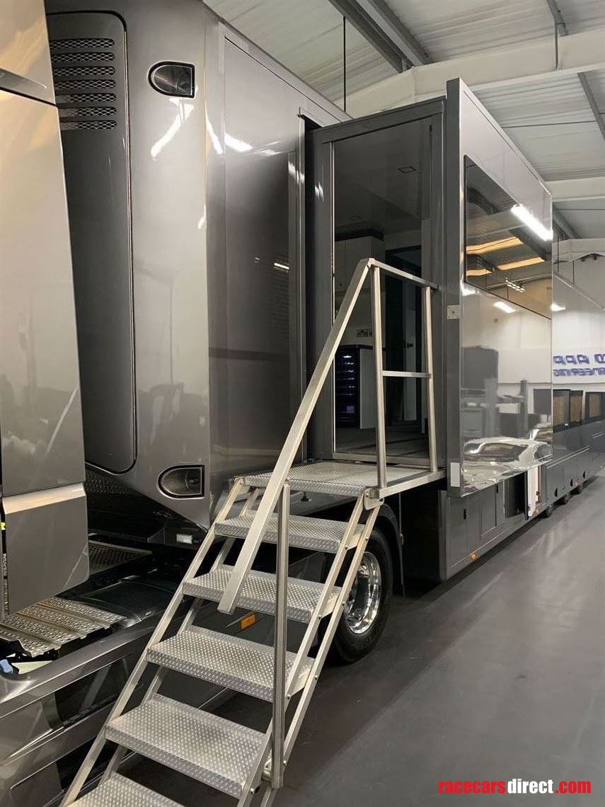 2018-luxury-race-transporter-with-large-day-l