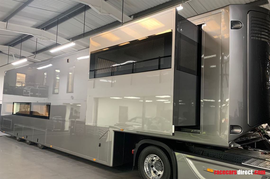 2018-luxury-race-transporter-with-large-day-l