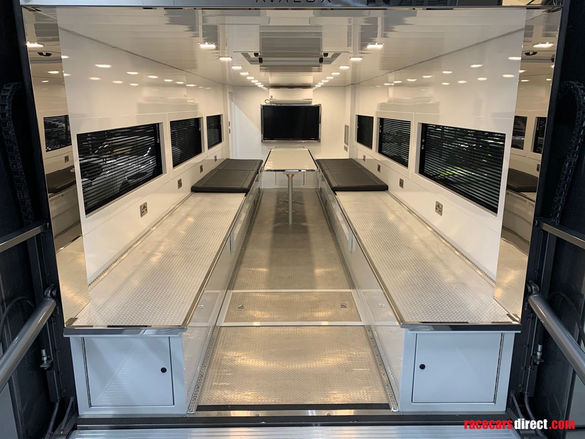 2018-luxury-race-transporter-with-large-day-l