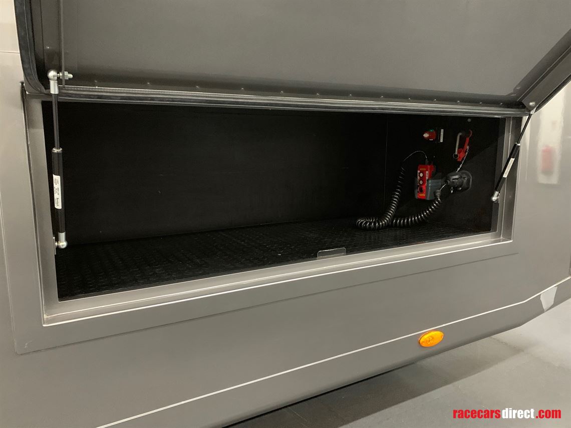 2018-luxury-race-transporter-with-large-day-l