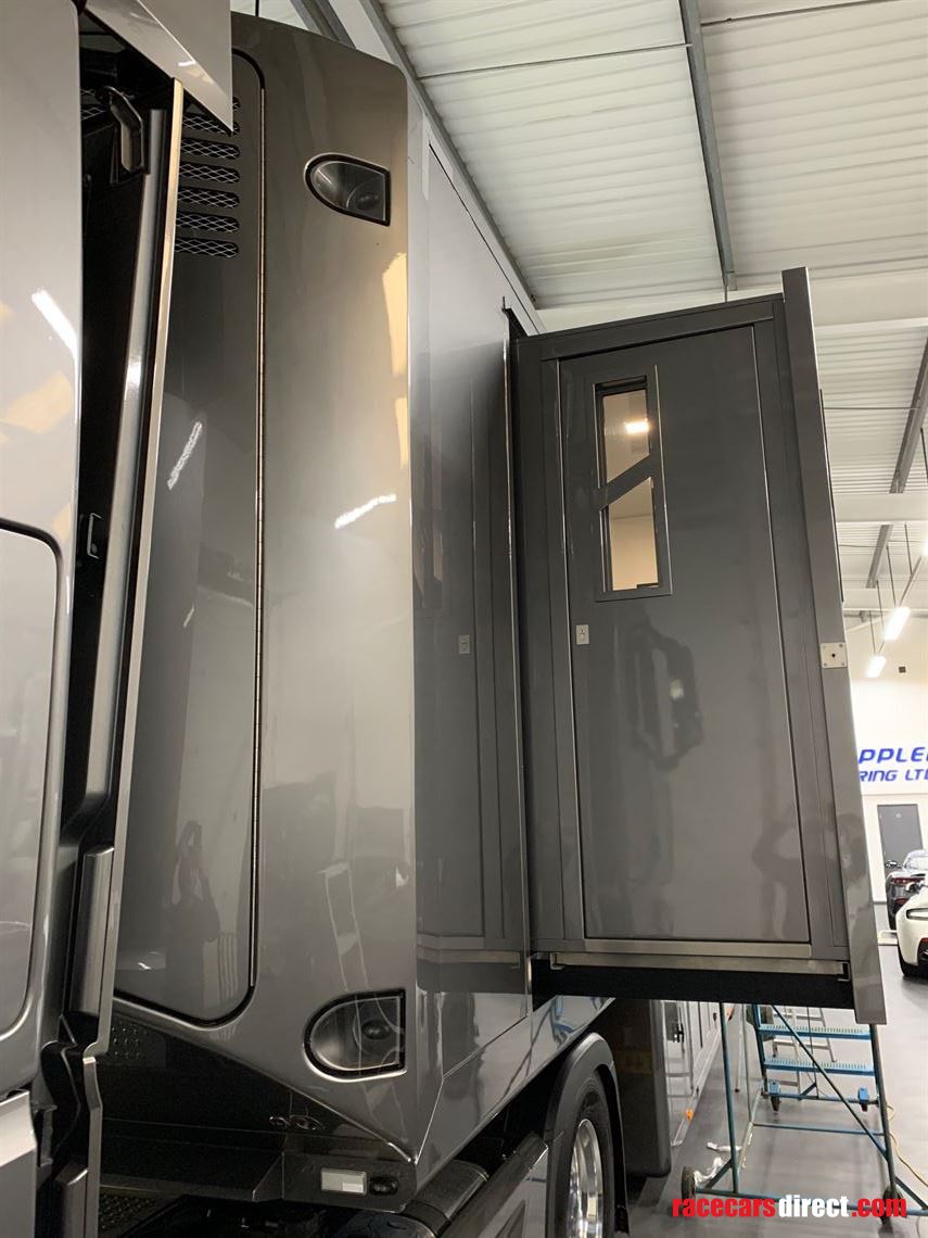 2018-luxury-race-transporter-with-large-day-l