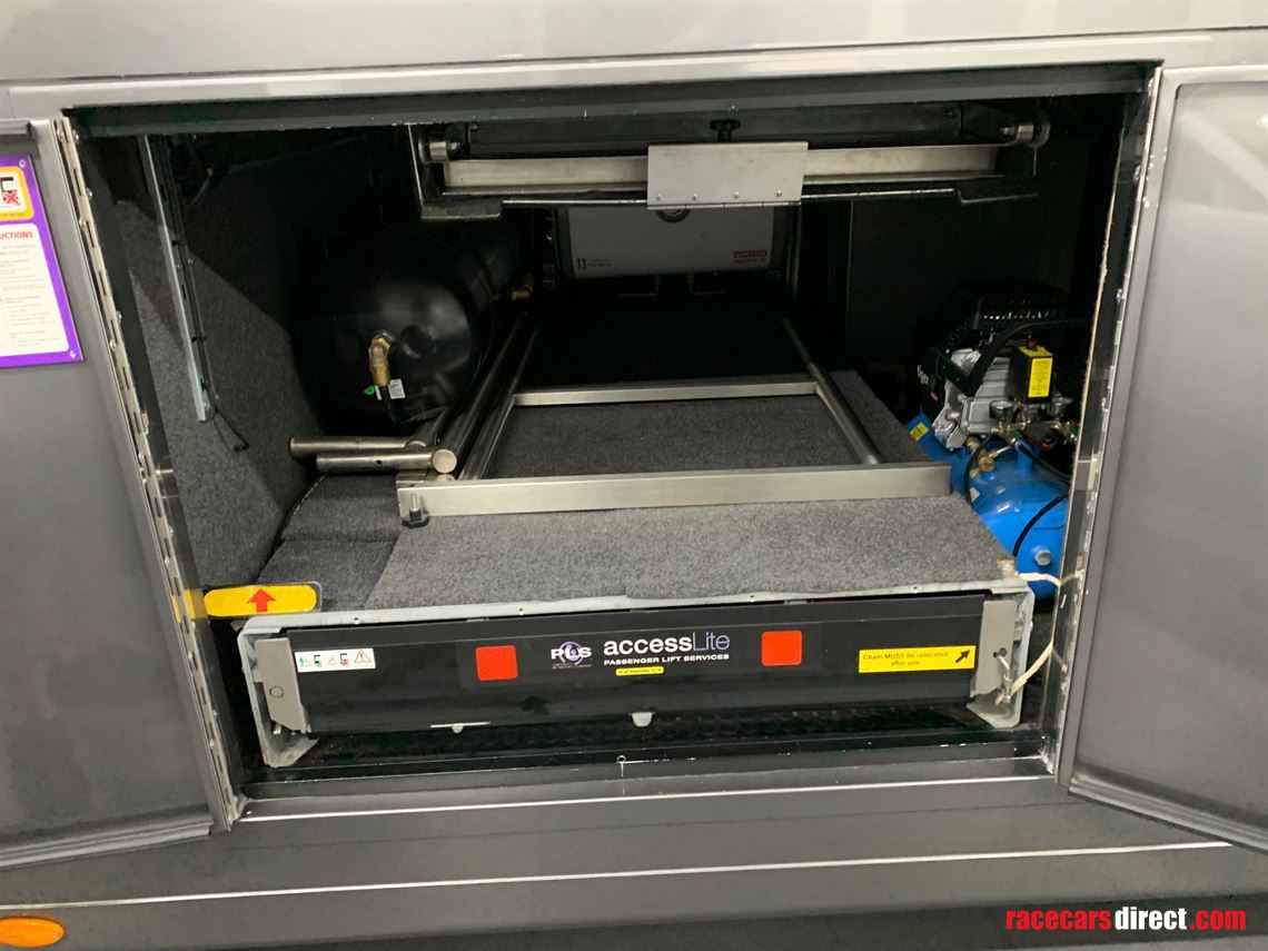 2018-luxury-race-transporter-with-large-day-l