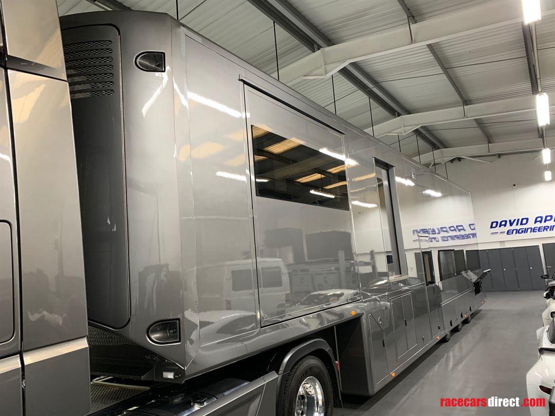 2018-luxury-race-transporter-with-large-day-l