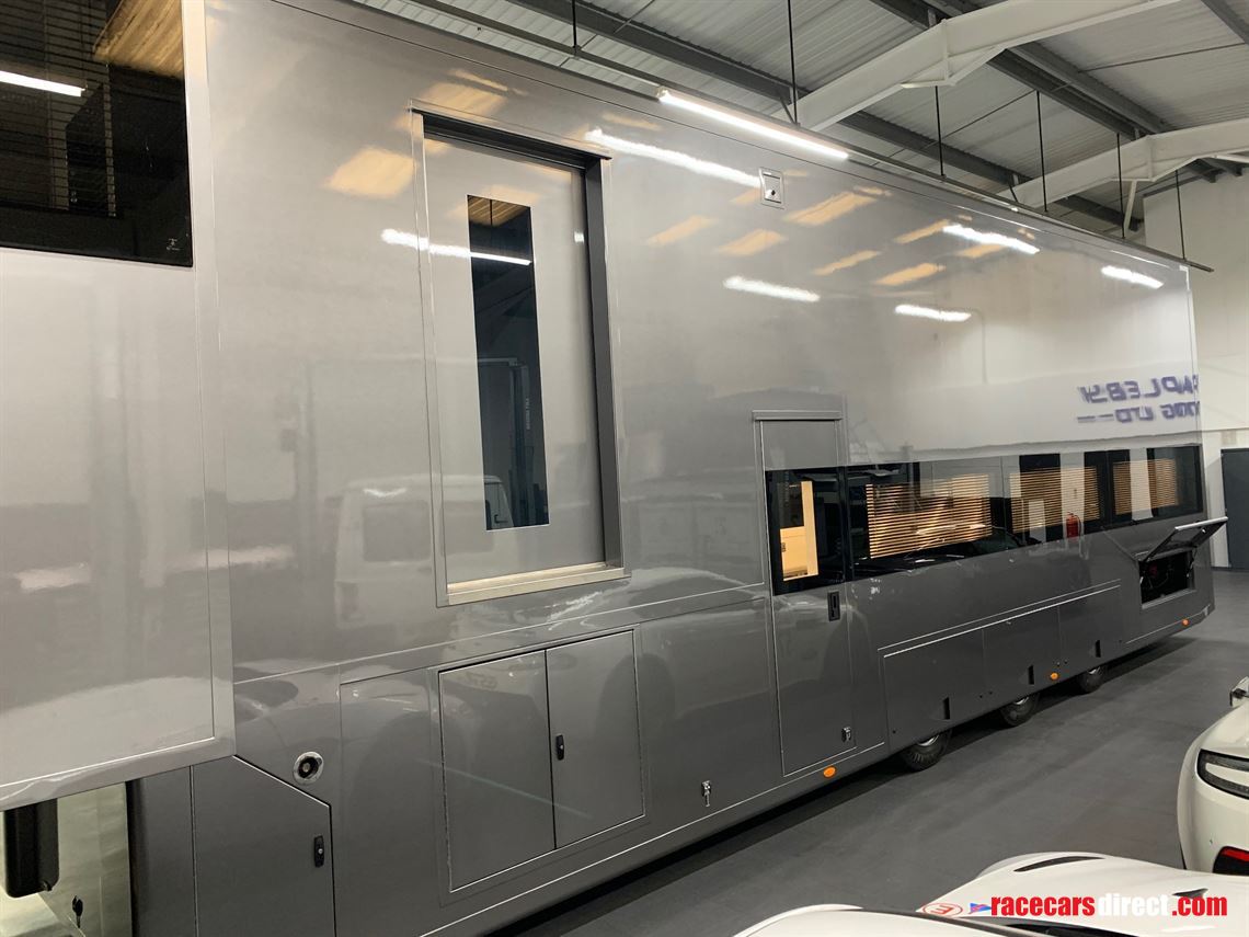2018-luxury-race-transporter-with-large-day-l