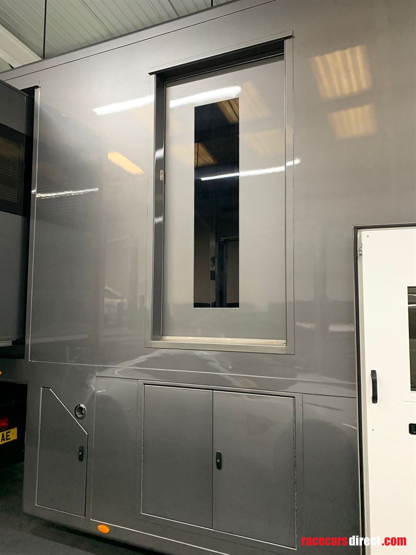 2018-luxury-race-transporter-with-large-day-l