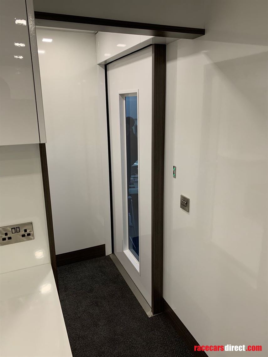 2018-luxury-race-transporter-with-large-day-l