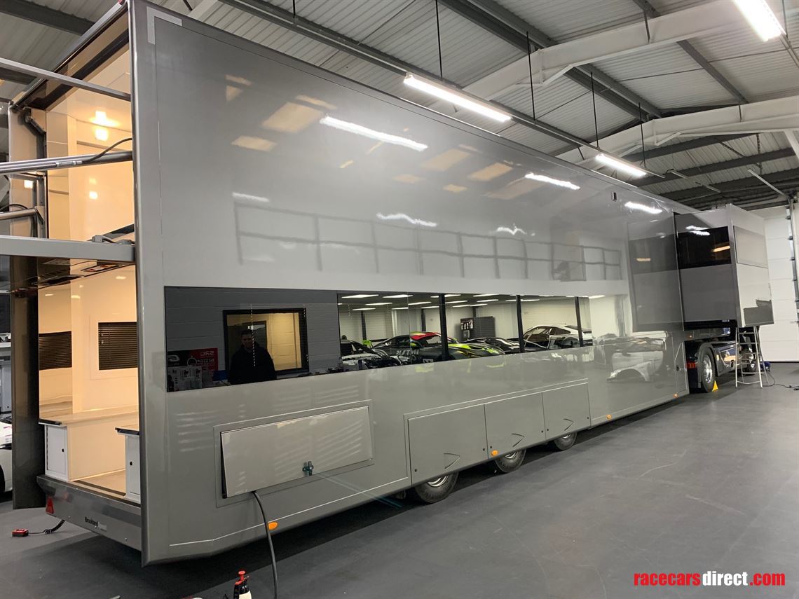 2018-luxury-race-transporter-with-large-day-l