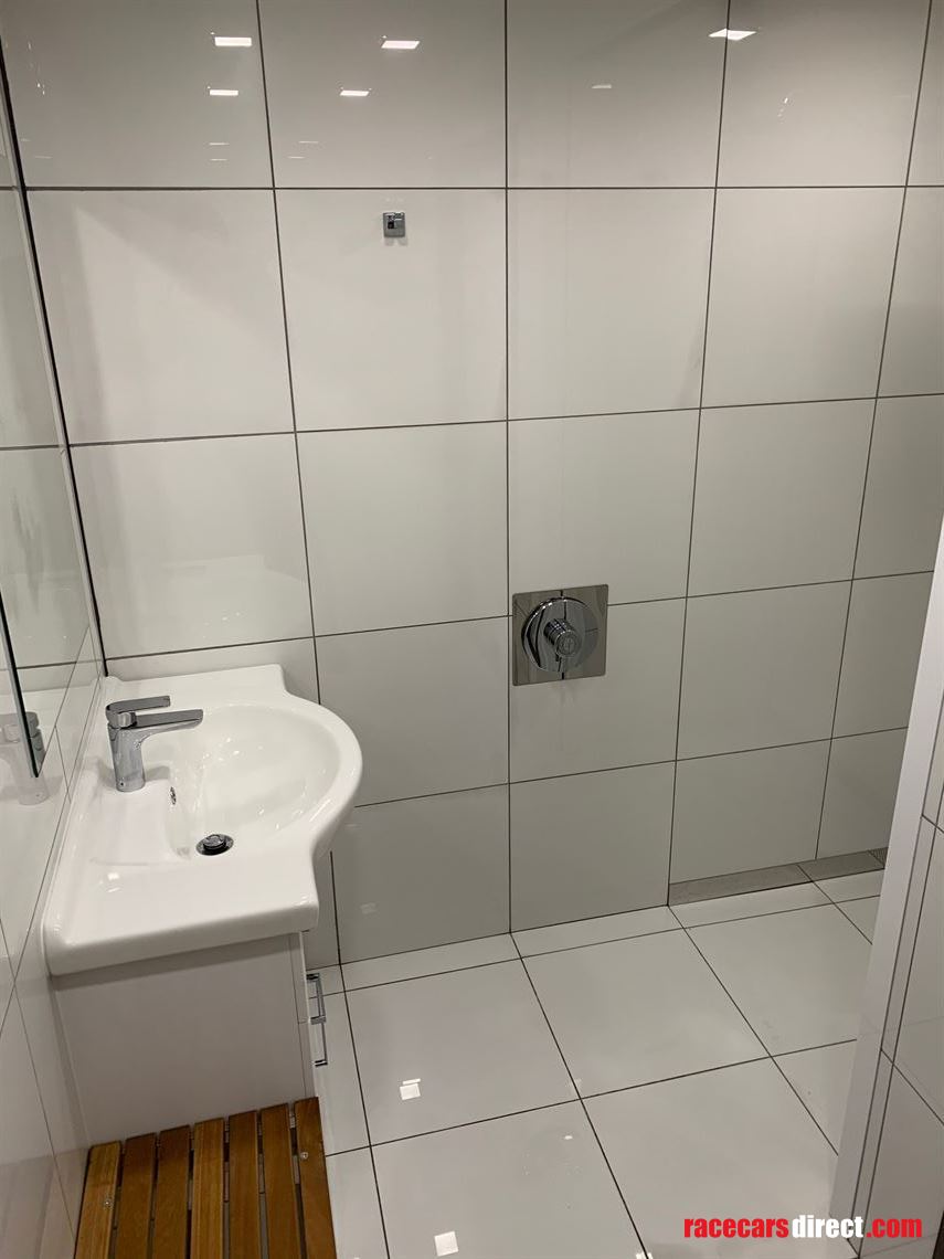 2018-luxury-race-transporter-with-large-day-l