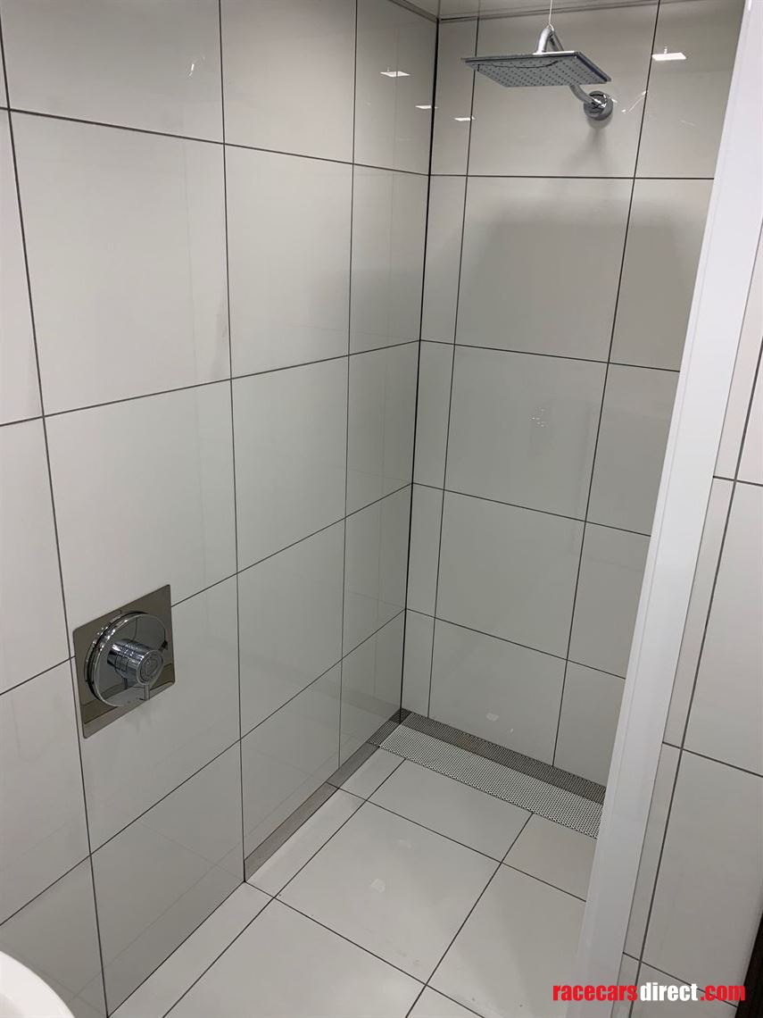 2018-luxury-race-transporter-with-large-day-l