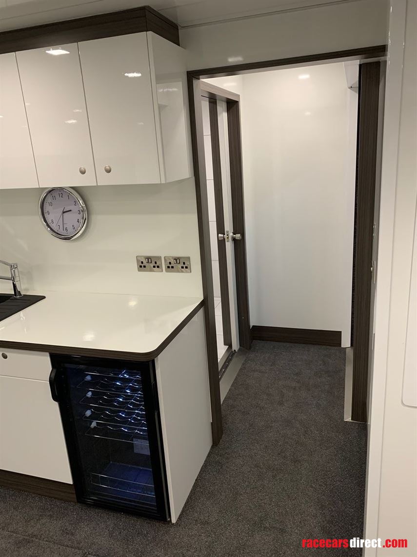 2018-luxury-race-transporter-with-large-day-l