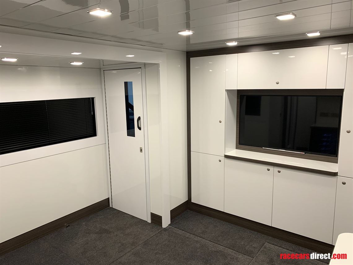 2018-luxury-race-transporter-with-large-day-l