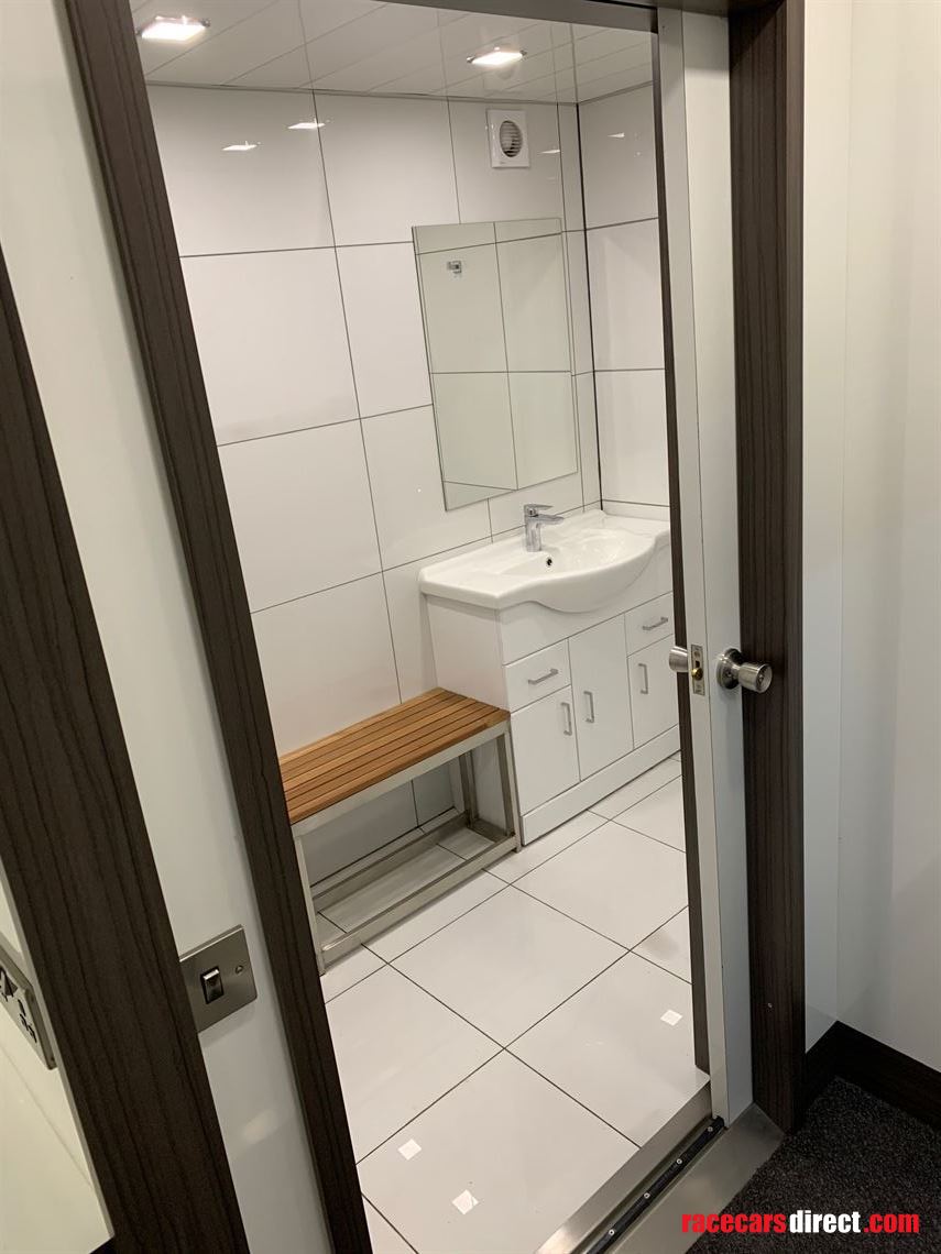 2018-luxury-race-transporter-with-large-day-l