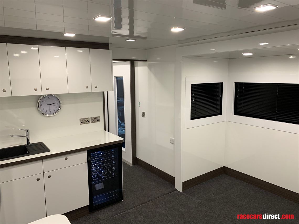 2018-luxury-race-transporter-with-large-day-l