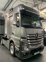 2018-luxury-race-transporter-with-large-day-l