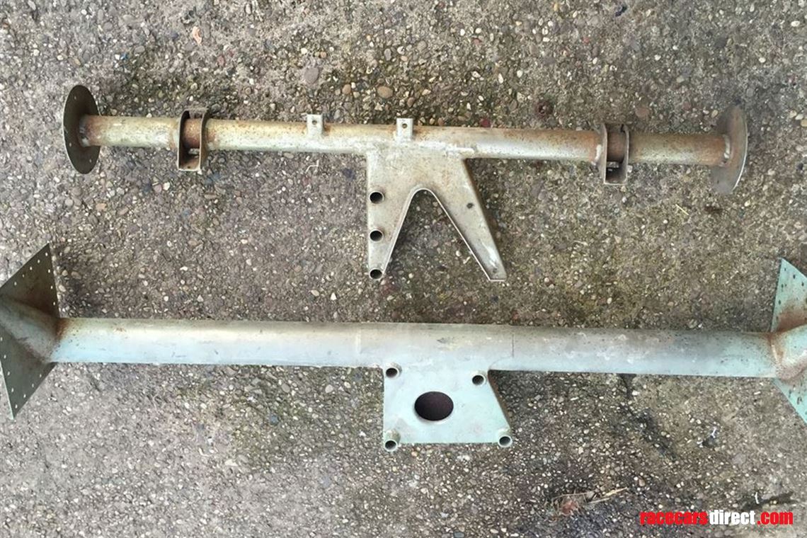 chevron-rear-wing-cross-tubes