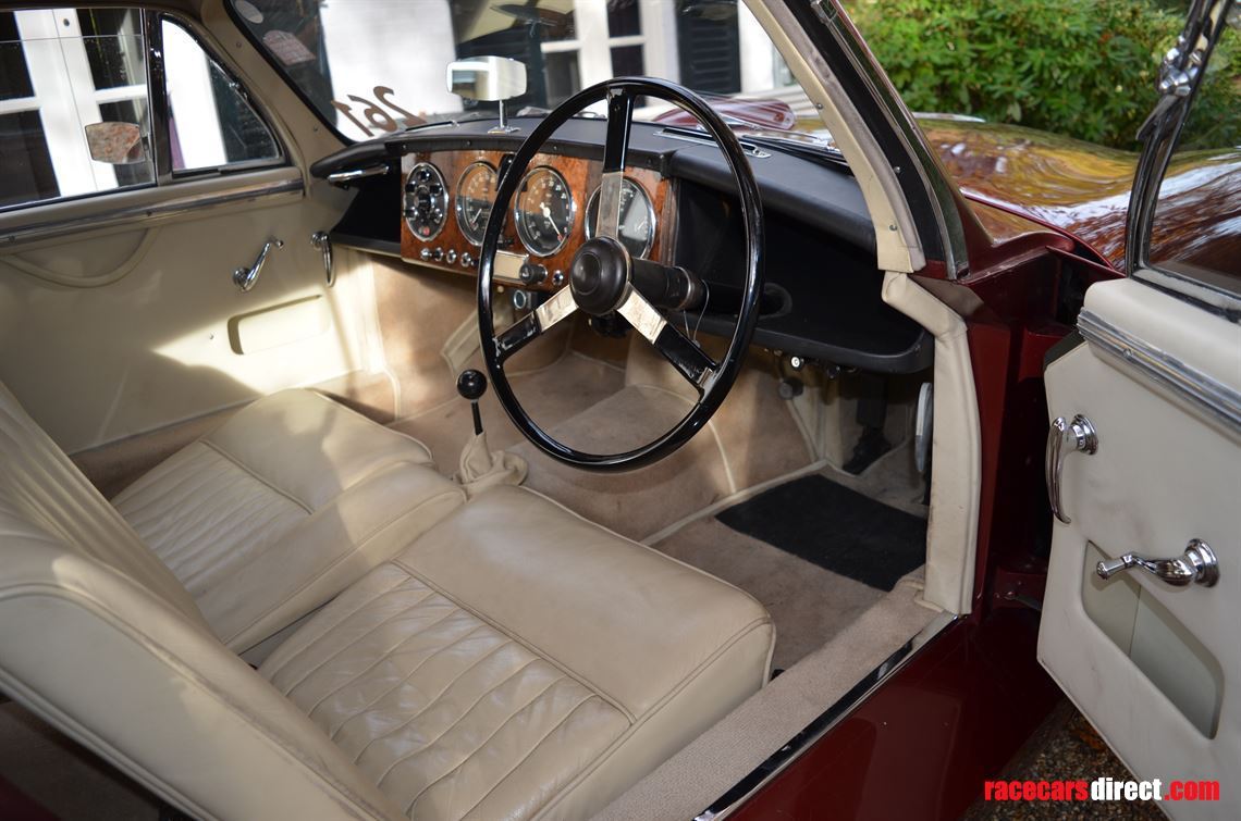 aston-martin-db24-rhd