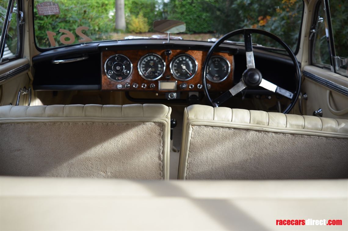 aston-martin-db24-rhd