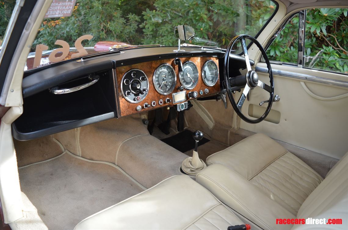 aston-martin-db24-rhd