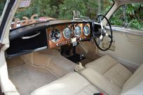 aston-martin-db24-rhd