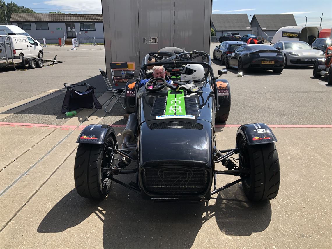 420r-caterham-race-car