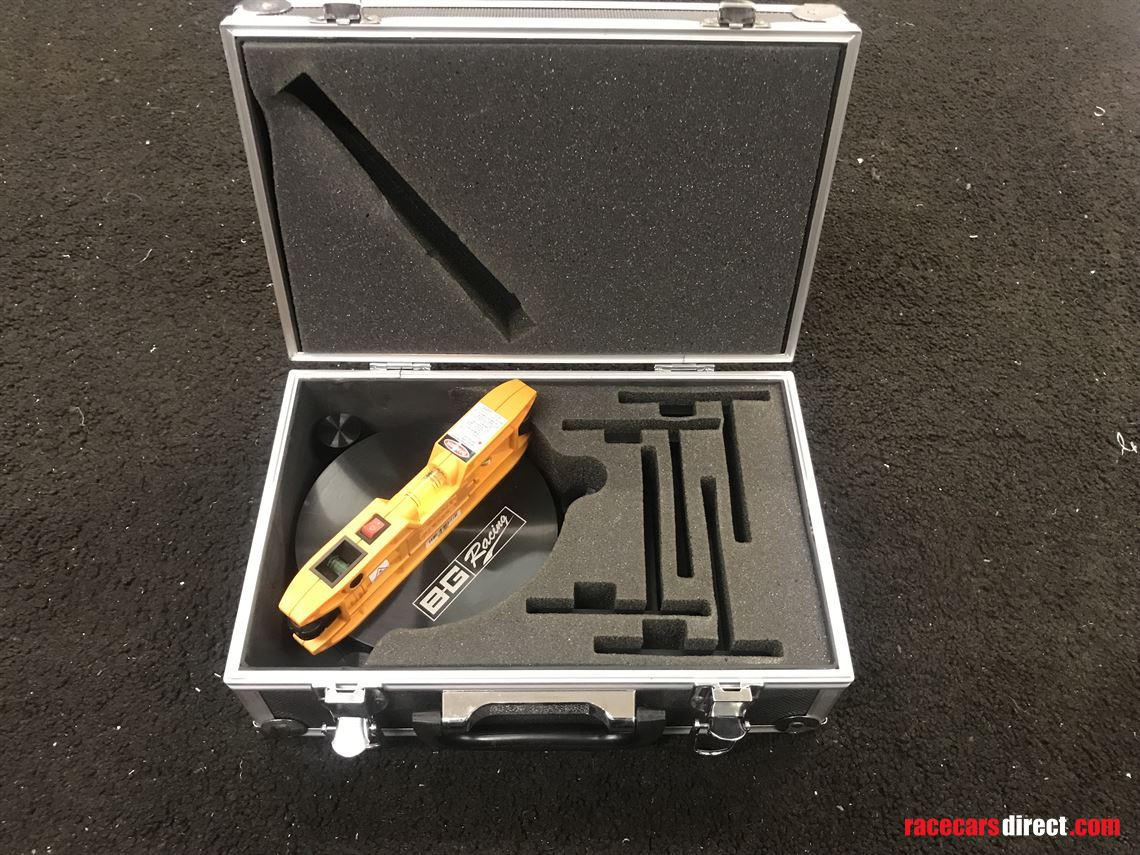 bg-motorsport-leveling-guage-and-flags-in-cas