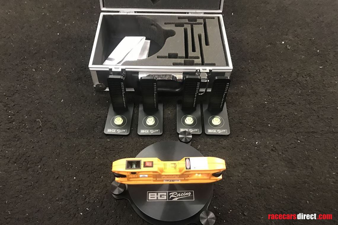 bg-motorsport-leveling-guage-and-flags-in-cas