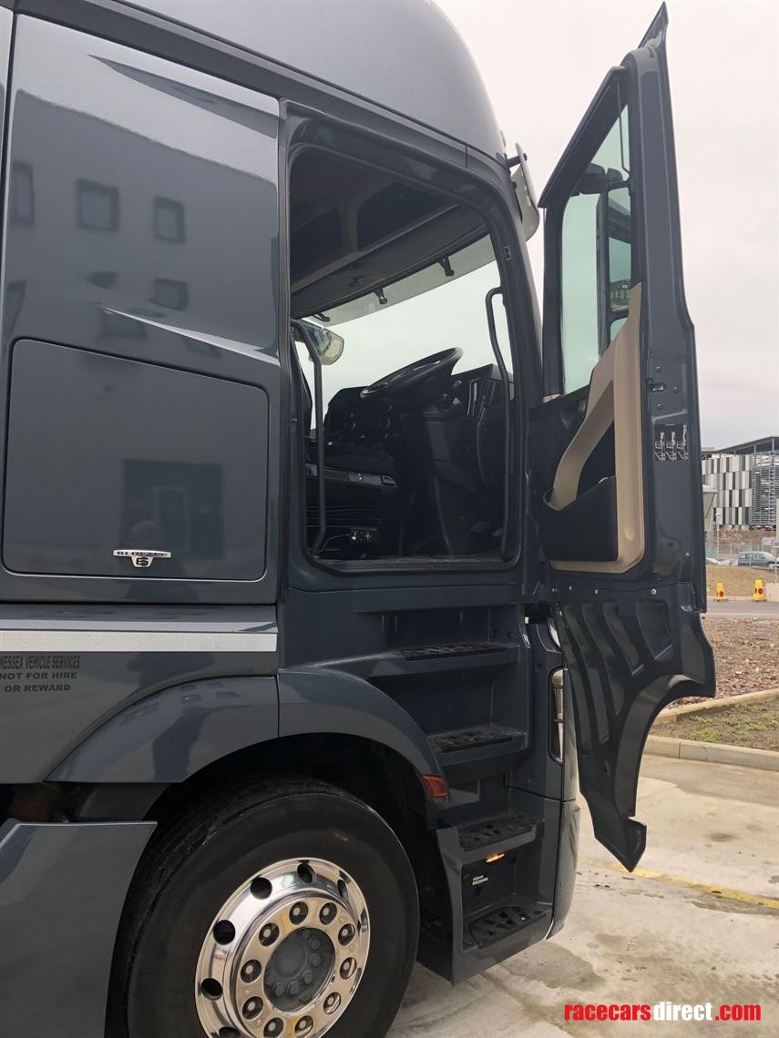 race-transporter-and-tractor-unit-with-awning