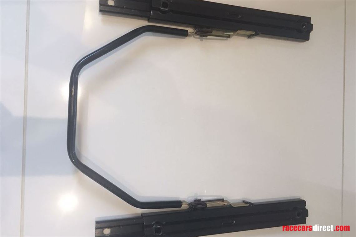 race-spec-bucket-seat-slide-railsrunners-momo