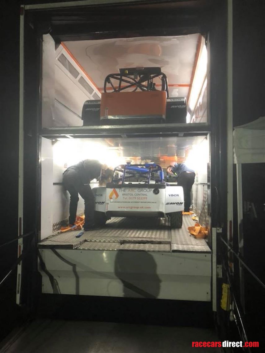 4-car-race-transporter-with-living-hospitalit