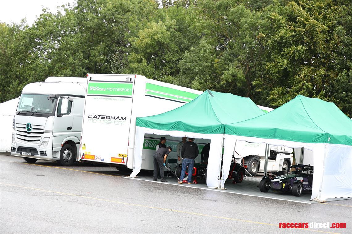 4-car-race-transporter-with-living-hospitalit