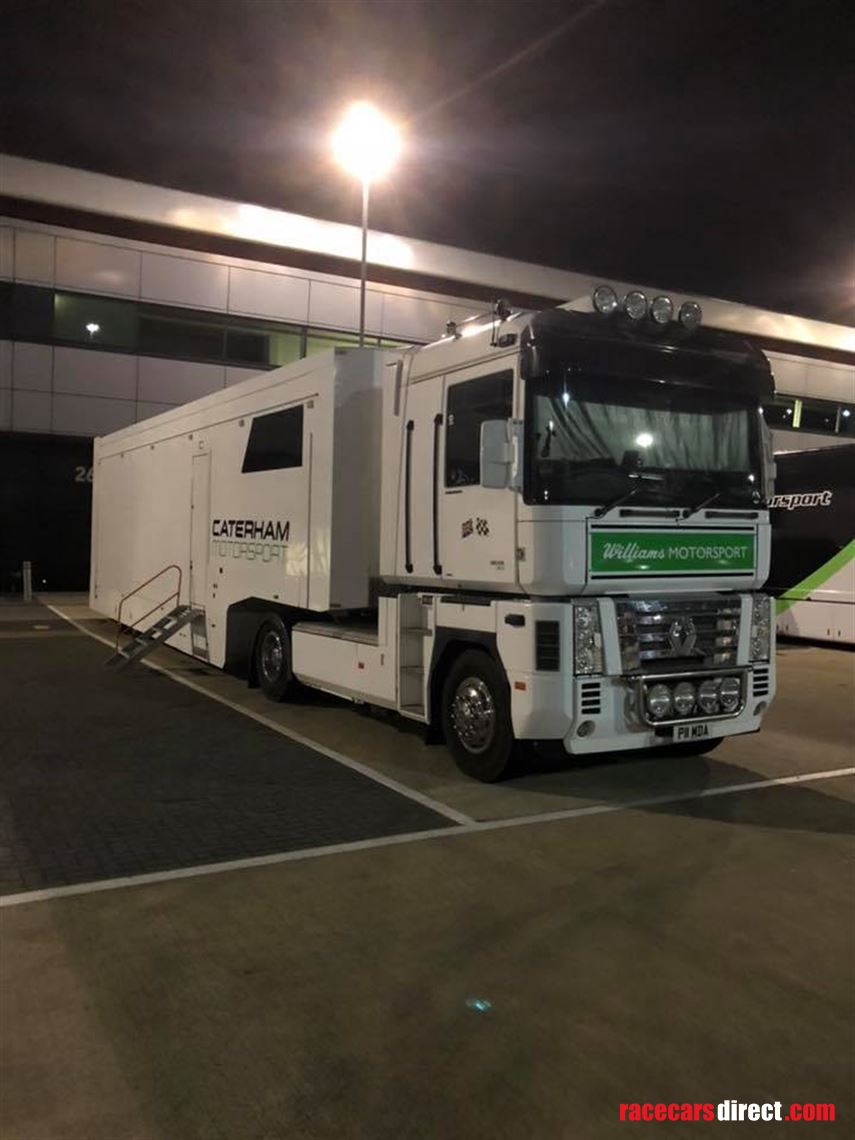 4-car-race-transporter-with-living-hospitalit