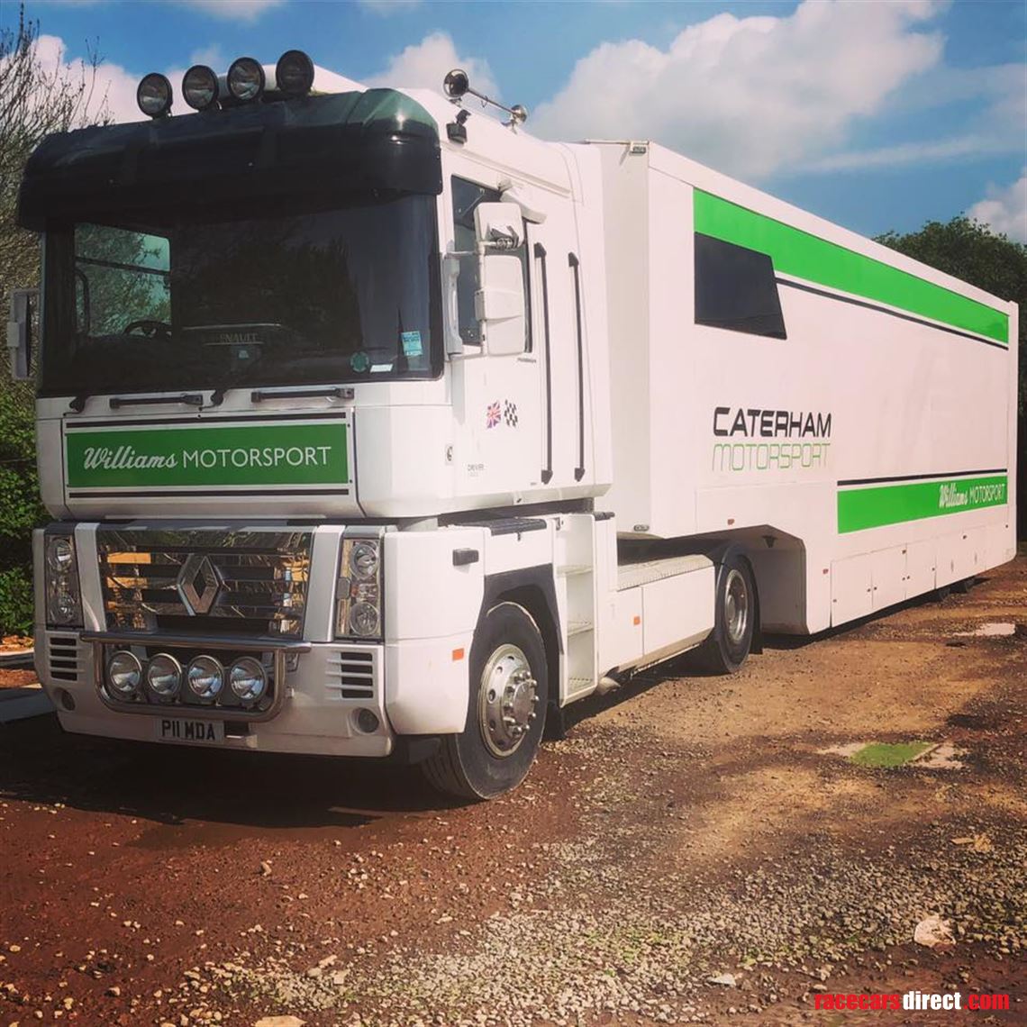 4-car-race-transporter-with-living-hospitalit