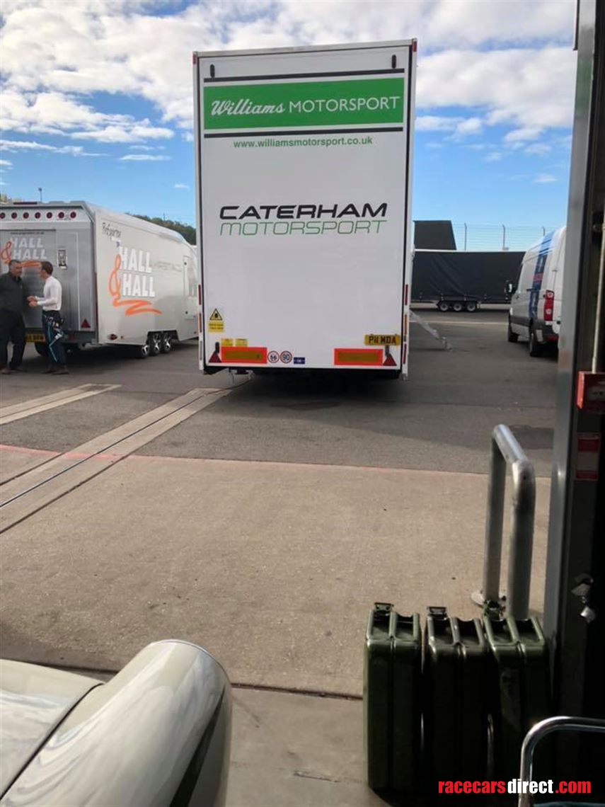 4-car-race-transporter-with-living-hospitalit